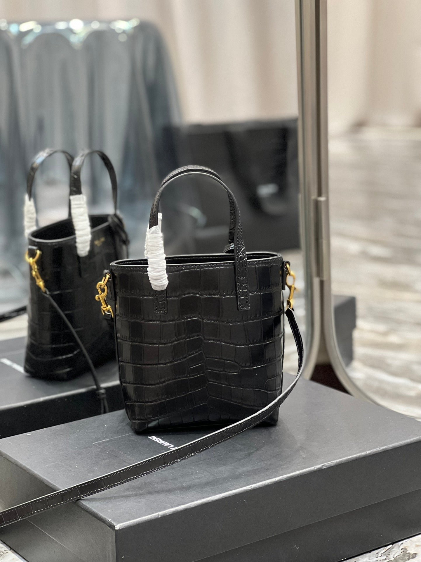 {Style No: SHF3QF66} MINI TOY SHOPPING 18 IN CROCODILE-EMBOSSED BLACK CALFSKIN - Image 3