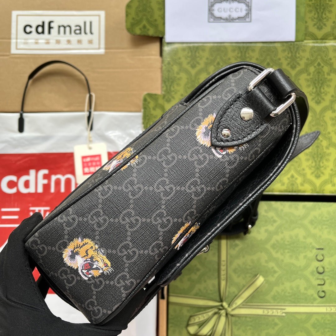 {Style No: 1GC2K1PW} TIGER PRINT MESSENGER BAG 28 IN BLACK CANVAS AND LEATHER TRIM - Image 4