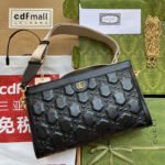 {Style No: A7GCM8YP} MATELASSÉ SHOULDER BAG 32 IN BLACK EMBOSSED CALFSKIN GOLD HARDWARE