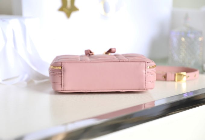 {Style No: 92VWJP6I} CARO BOX BAG 19 IN LIGHT PINK CALFSKIN - Image 8