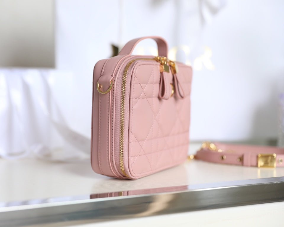 {Style No: 92VWJP6I} CARO BOX BAG 19 IN LIGHT PINK CALFSKIN - Image 4