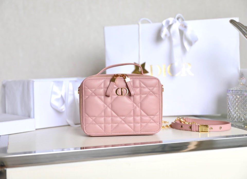 {Style No: 92VWJP6I} CARO BOX BAG 19 IN LIGHT PINK CALFSKIN - Image 2