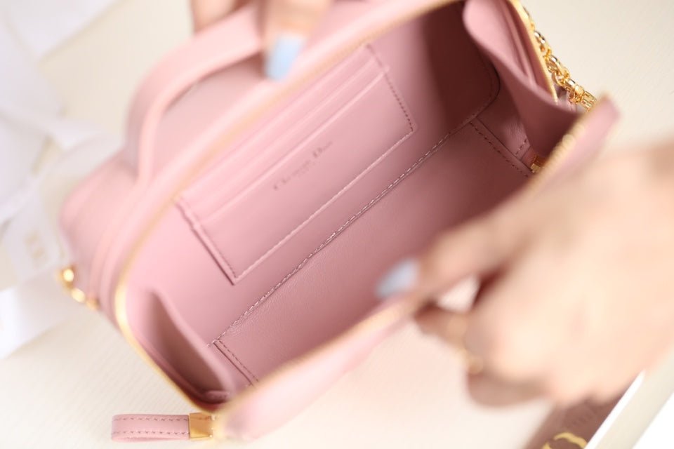 {Style No: 92VWJP6I} CARO BOX BAG 19 IN LIGHT PINK CALFSKIN - Image 7