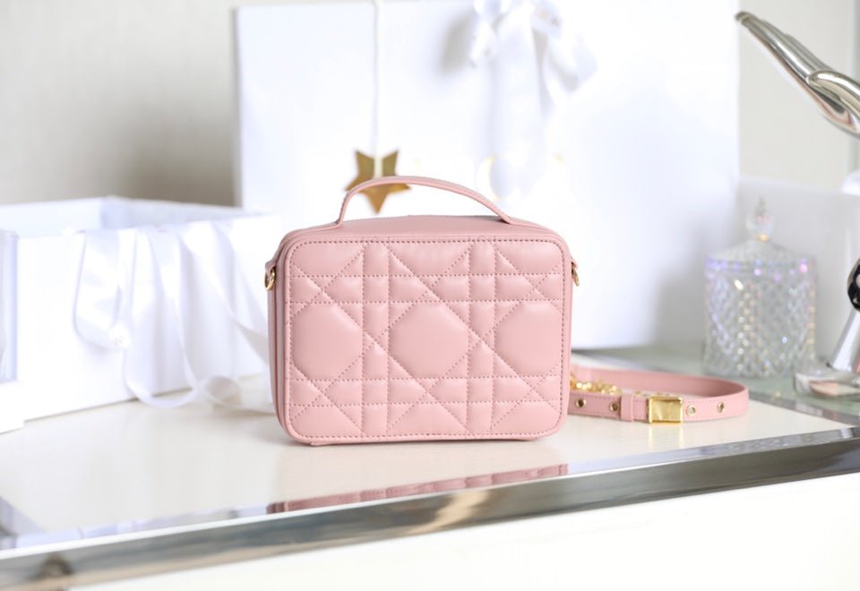 {Style No: 92VWJP6I} CARO BOX BAG 19 IN LIGHT PINK CALFSKIN - Image 3