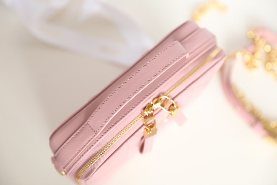 {Style No: 92VWJP6I} CARO BOX BAG 19 IN LIGHT PINK CALFSKIN - Image 6