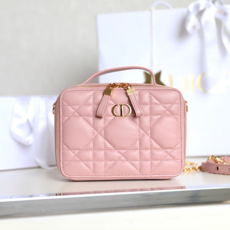 {Style No: 92VWJP6I} CARO BOX BAG 19 IN LIGHT PINK CALFSKIN