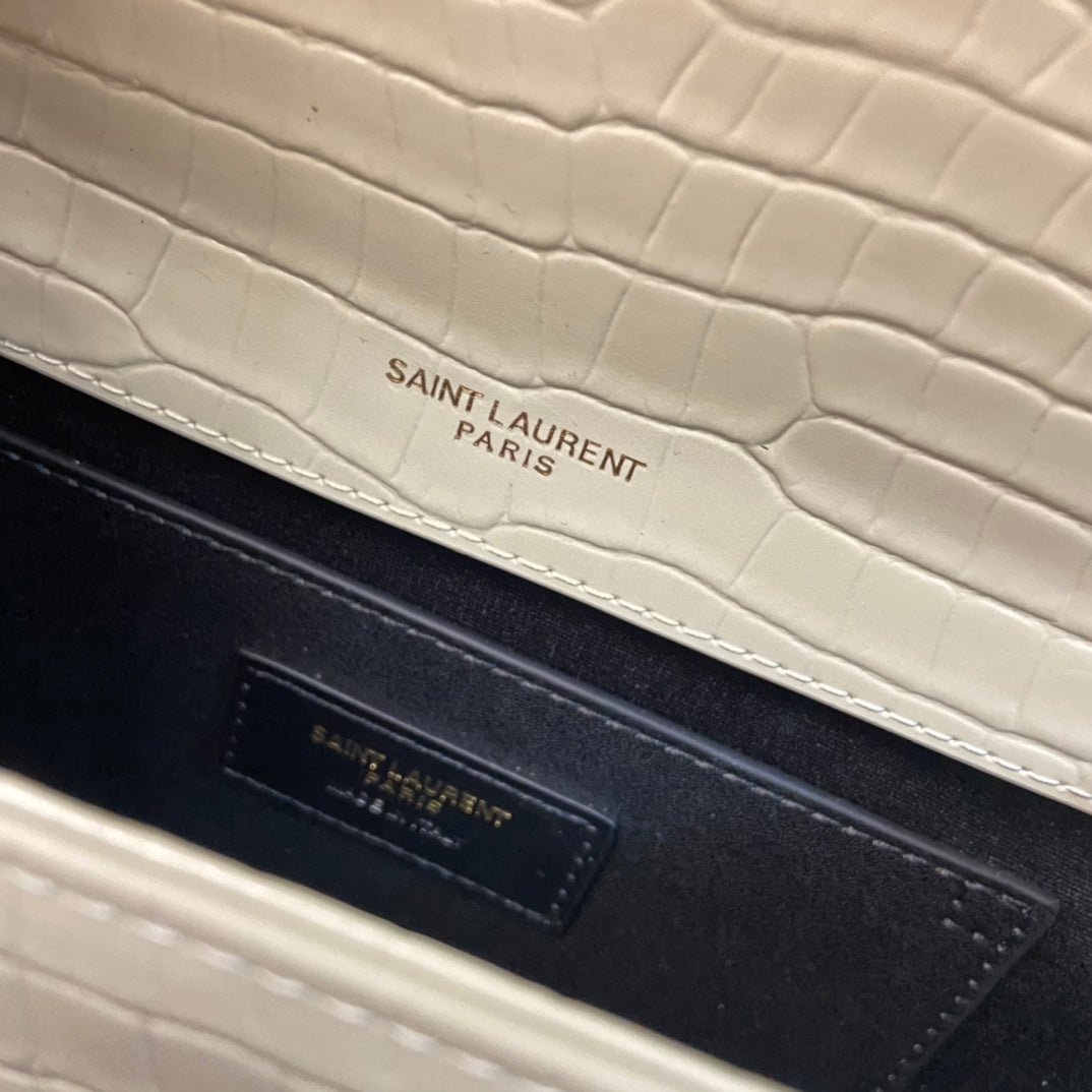 {Style No: R7QYEVNJ} KATE TASSEL 24 CROCODILE PATTERN CALFSKIN WHITE WITH GOLD LOGO - Image 8