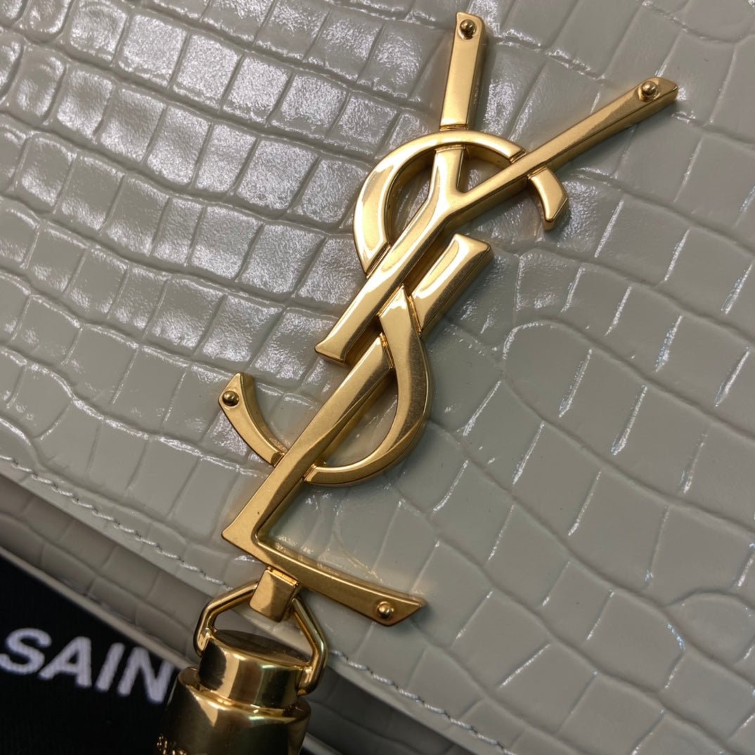 {Style No: R7QYEVNJ} KATE TASSEL 24 CROCODILE PATTERN CALFSKIN WHITE WITH GOLD LOGO - Image 9