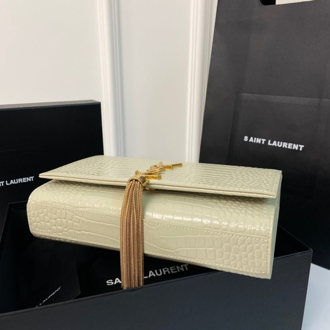 {Style No: R7QYEVNJ} KATE TASSEL 24 CROCODILE PATTERN CALFSKIN WHITE WITH GOLD LOGO - Image 2