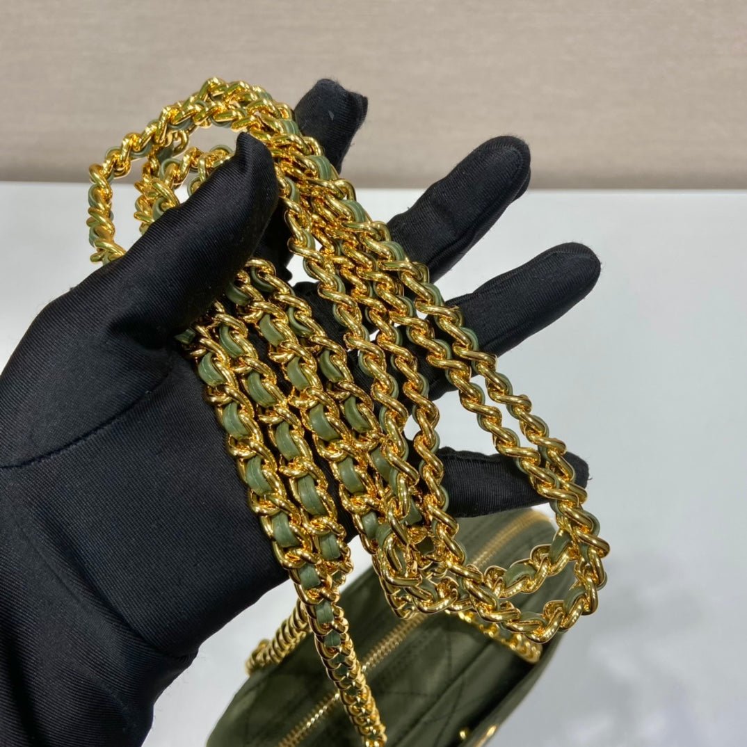 {Style No: M7YAQCBA} QUILTED HOBO BAG 19 IN PICKLE GREEN HANDMADE NYLON GOLD HARDWARE - Image 4