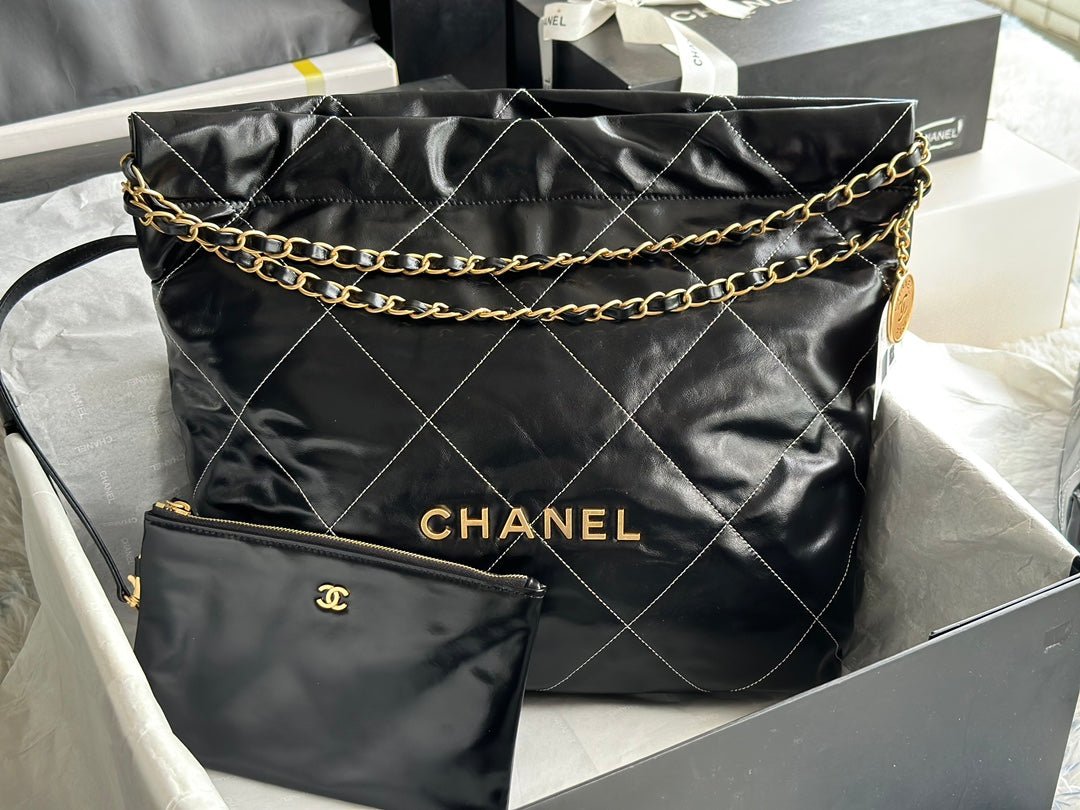 {Style No: 3OBDXQUE} CC LARGE 42 HANDBAG IN BLACK SHINY CALFSKIN GOLD HARDWARE - Image 2