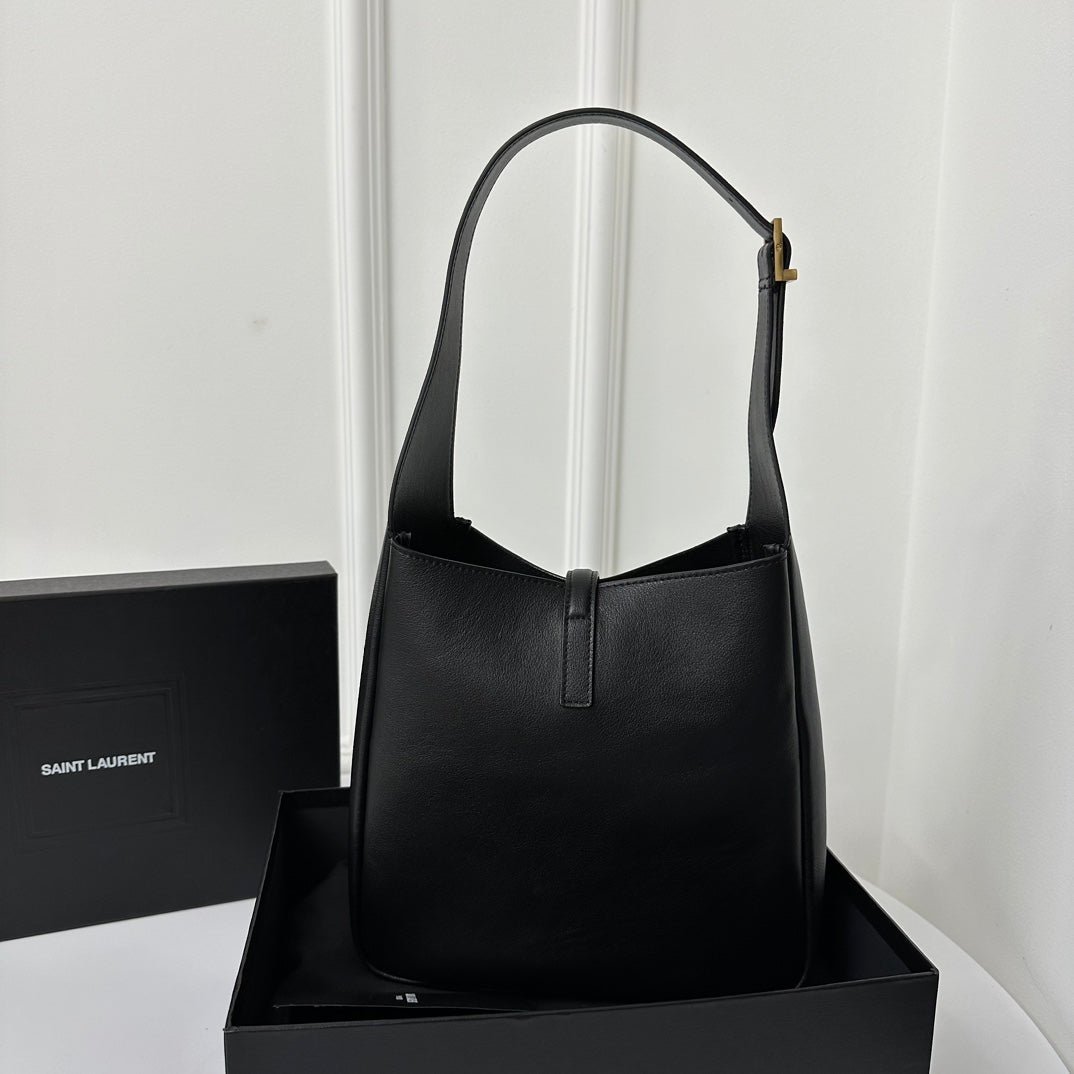 {Style No: 7XXU4IEW} LE 5 À 7 HANDBAG 22 IN BLACK CALFSKIN - Image 4