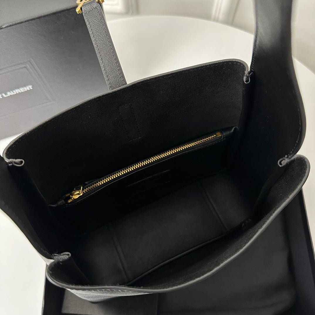 {Style No: 7XXU4IEW} LE 5 À 7 HANDBAG 22 IN BLACK CALFSKIN - Image 7