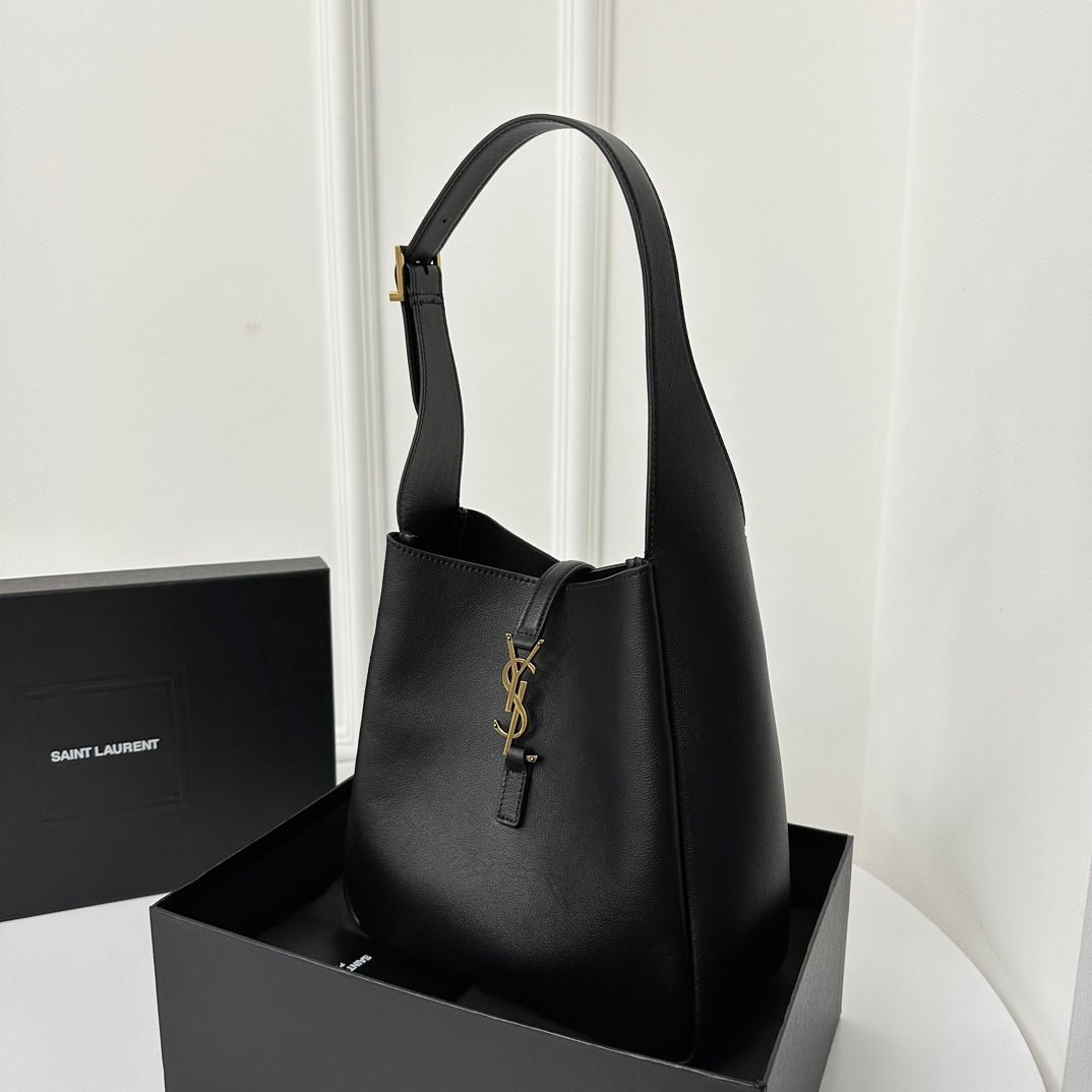 {Style No: 7XXU4IEW} LE 5 À 7 HANDBAG 22 IN BLACK CALFSKIN - Image 3