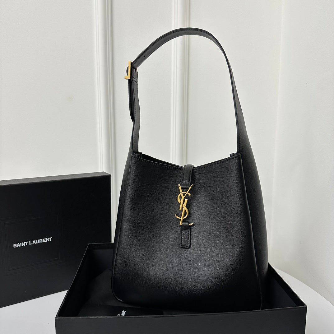 {Style No: 7XXU4IEW} LE 5 À 7 HANDBAG 22 IN BLACK CALFSKIN - Image 2
