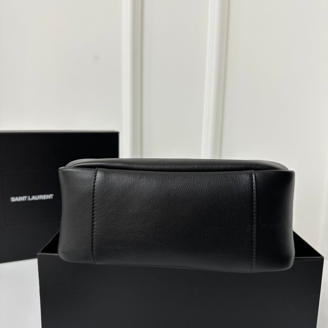 {Style No: 7XXU4IEW} LE 5 À 7 HANDBAG 22 IN BLACK CALFSKIN - Image 6