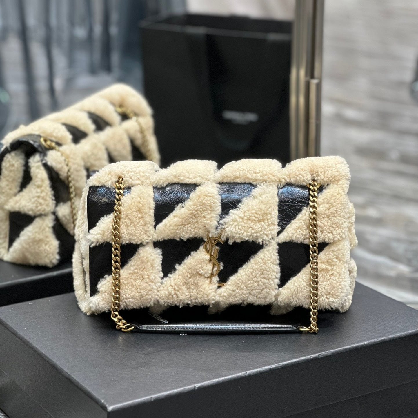 {Style No: K6CNFK6E} JAMIE BAG 25 IN BLACK CALFSKIN MIX BEIGE SHEARLING GOLD HARDWARE