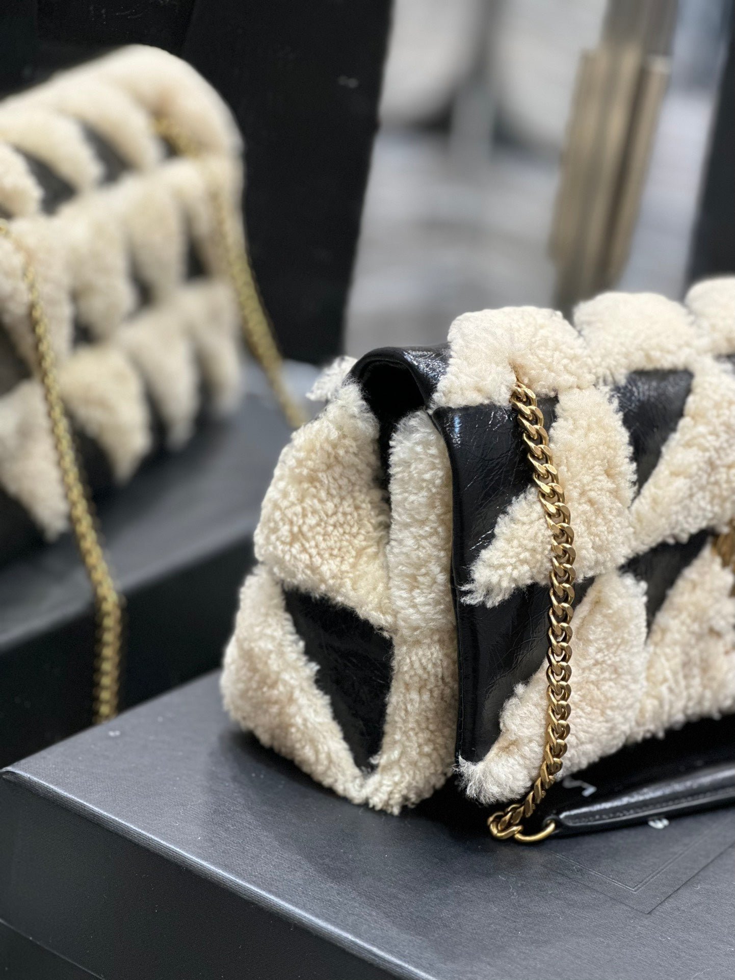 {Style No: K6CNFK6E} JAMIE BAG 25 IN BLACK CALFSKIN MIX BEIGE SHEARLING GOLD HARDWARE - Image 4