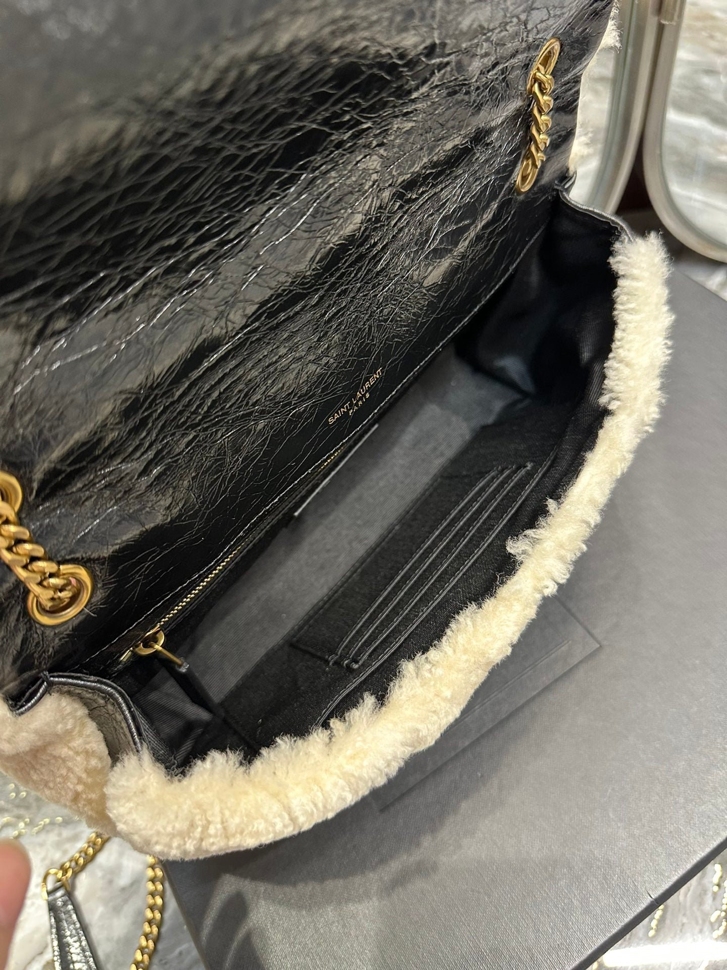 {Style No: K6CNFK6E} JAMIE BAG 25 IN BLACK CALFSKIN MIX BEIGE SHEARLING GOLD HARDWARE - Image 5
