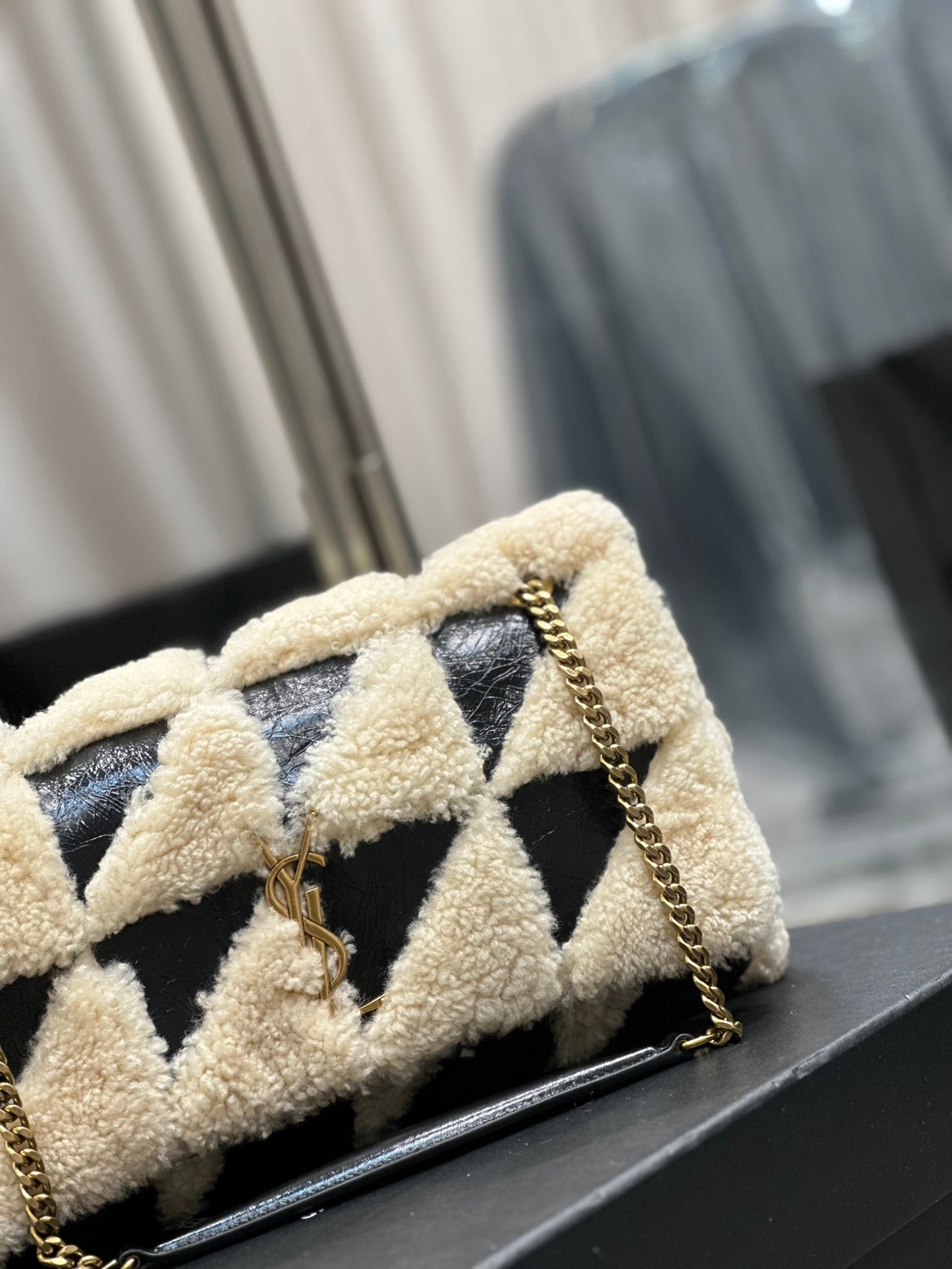 {Style No: K6CNFK6E} JAMIE BAG 25 IN BLACK CALFSKIN MIX BEIGE SHEARLING GOLD HARDWARE - Image 7