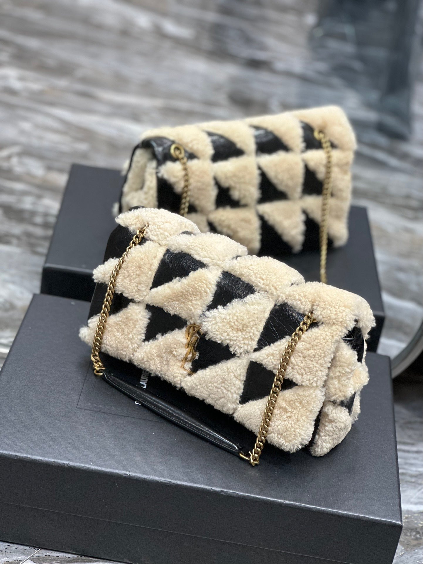 {Style No: K6CNFK6E} JAMIE BAG 25 IN BLACK CALFSKIN MIX BEIGE SHEARLING GOLD HARDWARE - Image 8