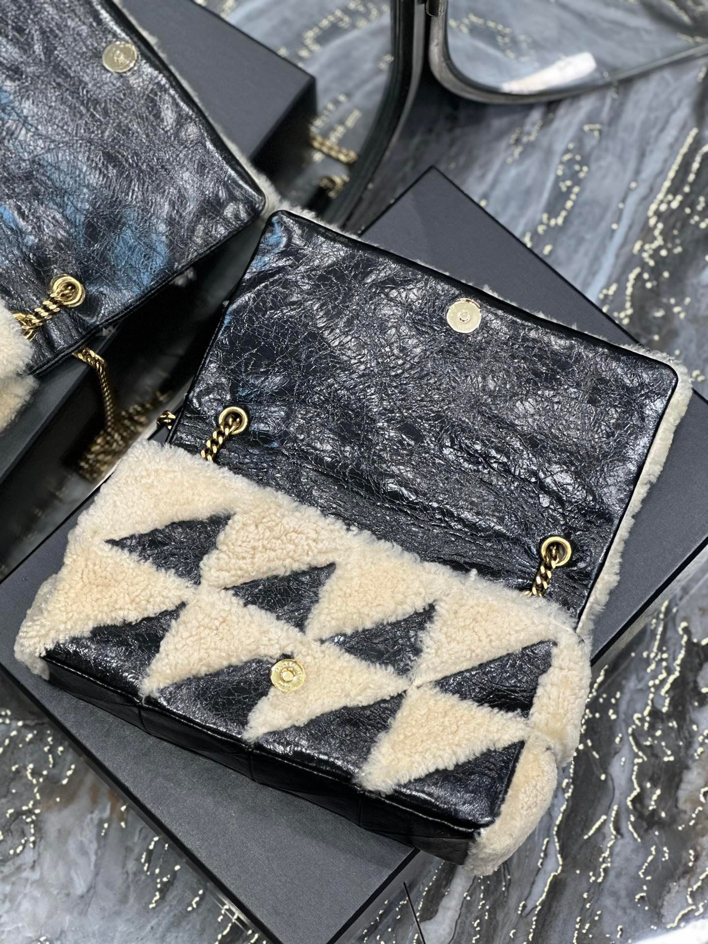{Style No: K6CNFK6E} JAMIE BAG 25 IN BLACK CALFSKIN MIX BEIGE SHEARLING GOLD HARDWARE - Image 9