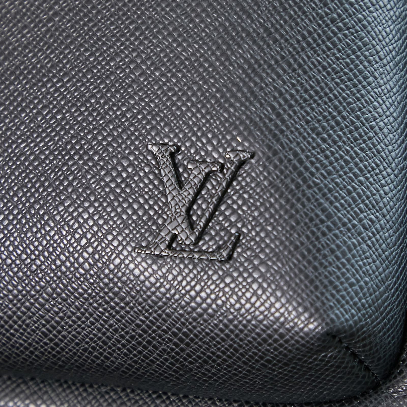 {Style No: 615HS2KI} AVENUE SLINGBAG 31 IN BLACK TAIGA LEATHER - Image 4