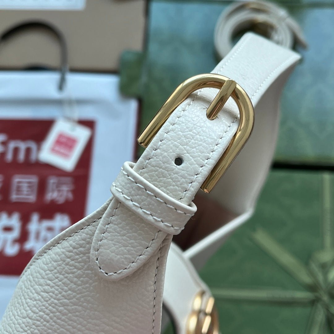 {Style No: L8EPYG6V} GG HORSEBIT SHOULDER BAG 39 IN WHITE CALFSKIN GOLD HARDWARE - Image 3
