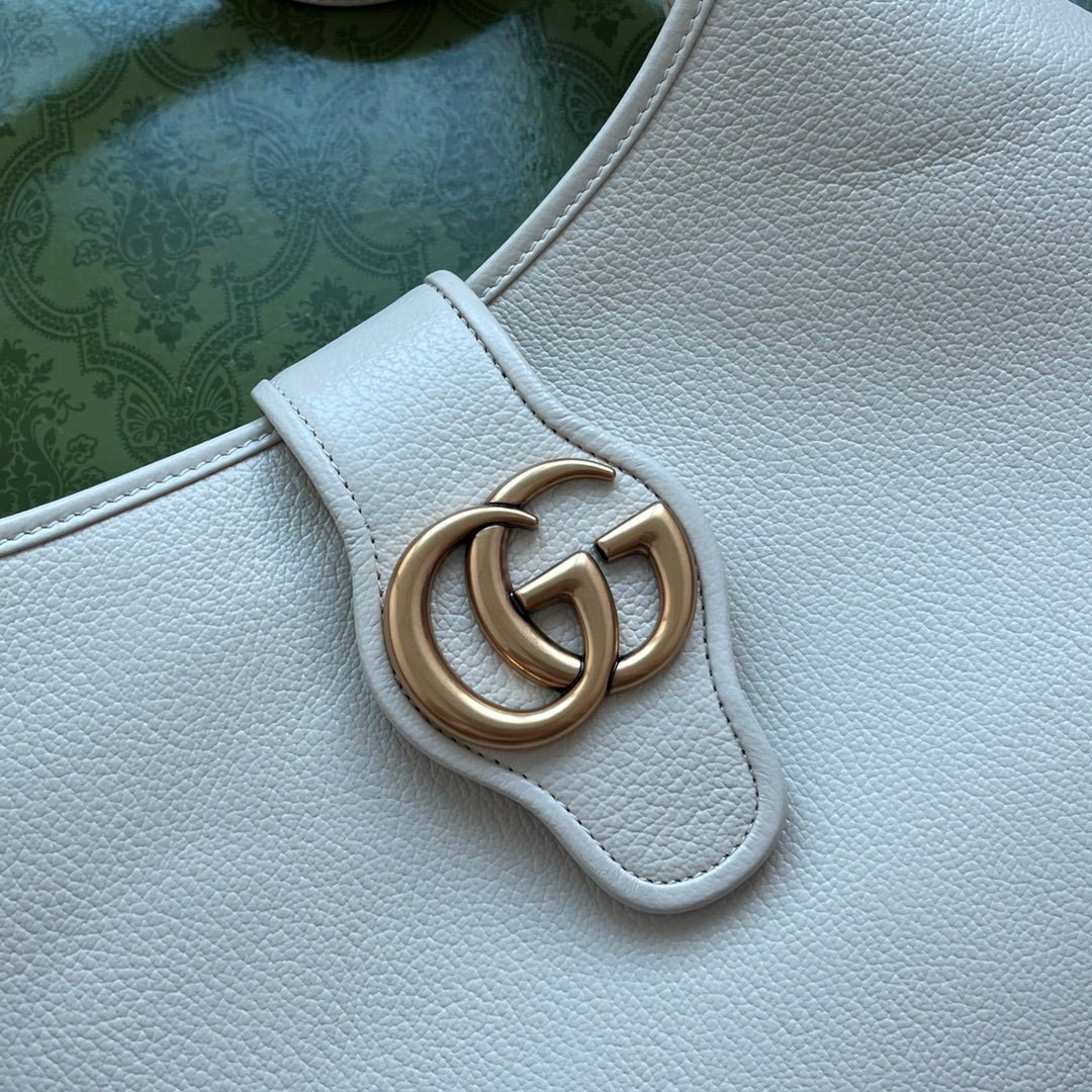 {Style No: L8EPYG6V} GG HORSEBIT SHOULDER BAG 39 IN WHITE CALFSKIN GOLD HARDWARE - Image 4