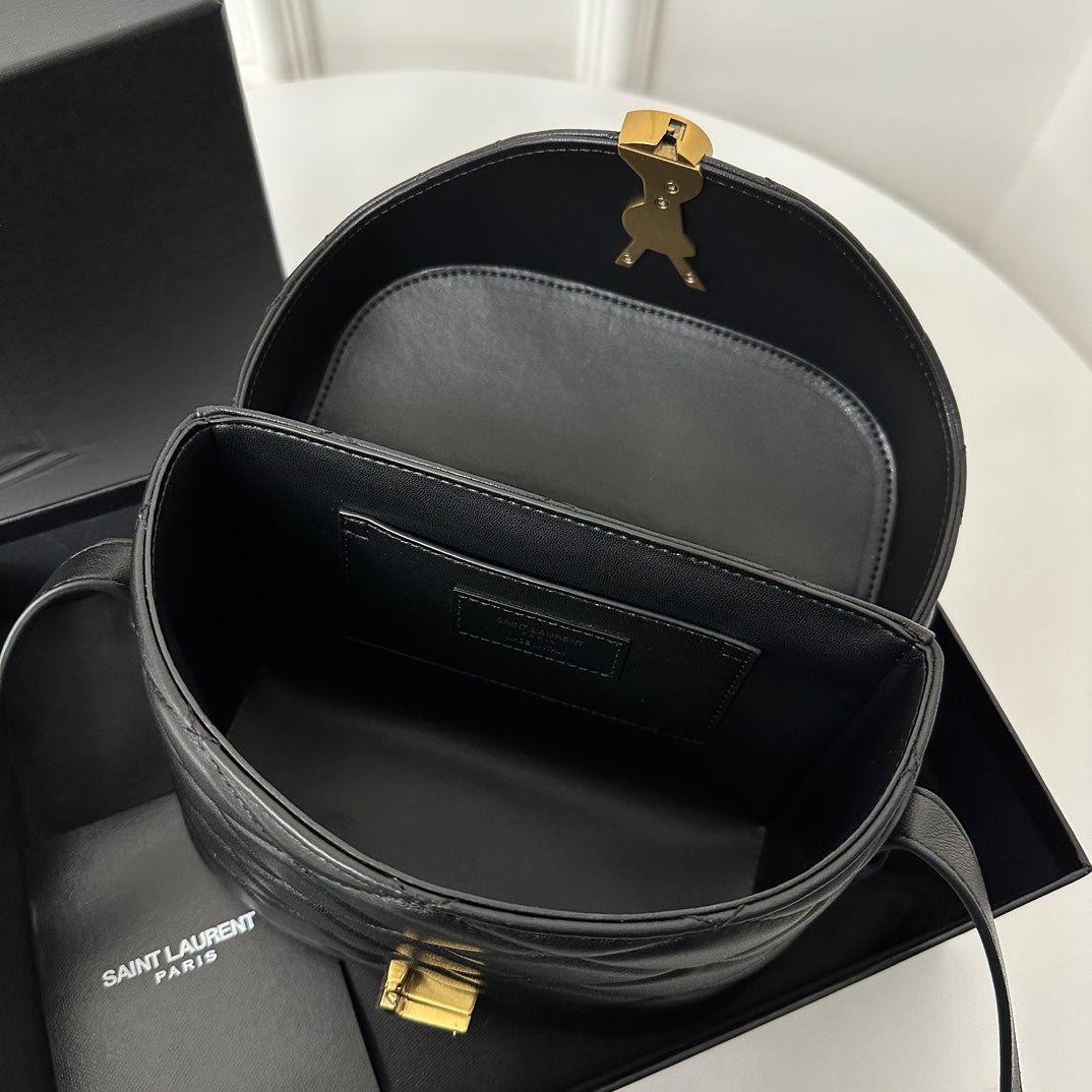 {Style No: 5B1HKEU4} JUNE 19 BLACK QUILTED LAMBSKIN WITH GOLD LOGO BOX BAG - Image 6