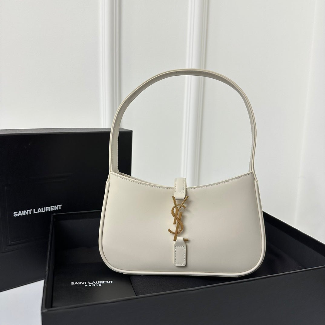 {Style No: J7OWKMQ8} MINI 19 WHITE SMOOTH CALFSKIN