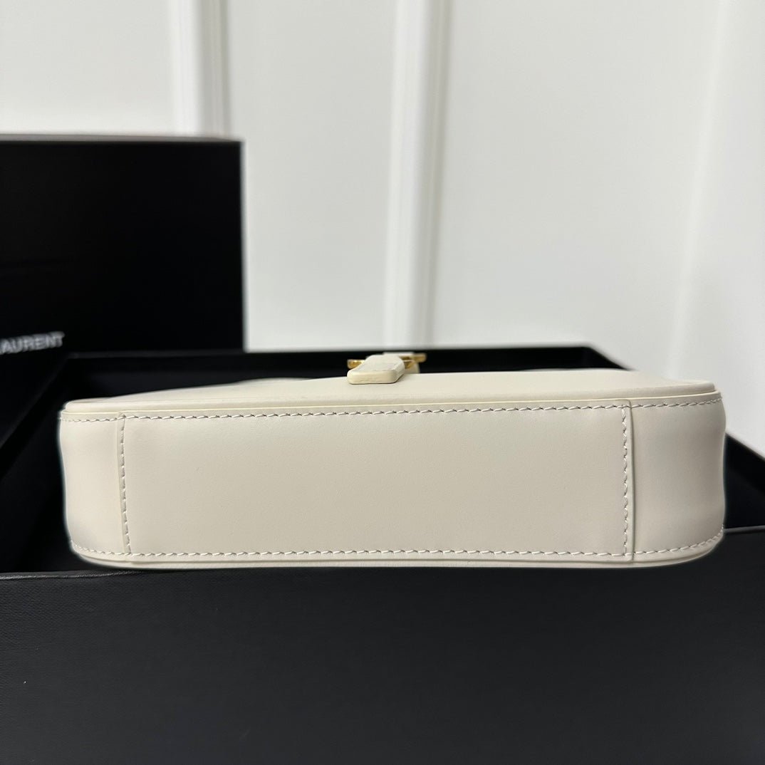 {Style No: J7OWKMQ8} MINI 19 WHITE SMOOTH CALFSKIN - Image 7