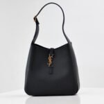 {Style No: 7XXU4IEW} LE 5 À 7 HANDBAG 22 IN BLACK CALFSKIN