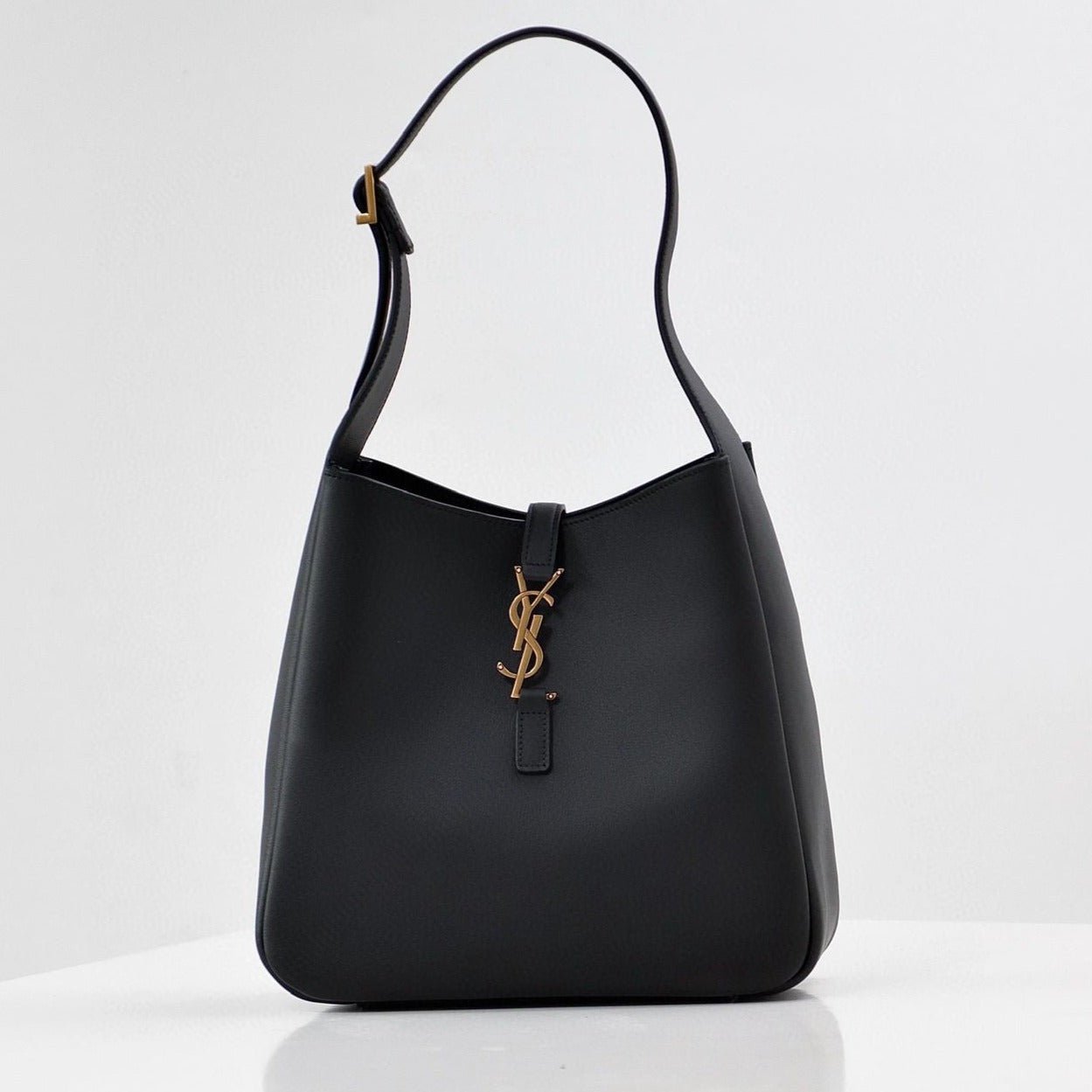{Style No: 7XXU4IEW} LE 5 À 7 HANDBAG 22 IN BLACK CALFSKIN