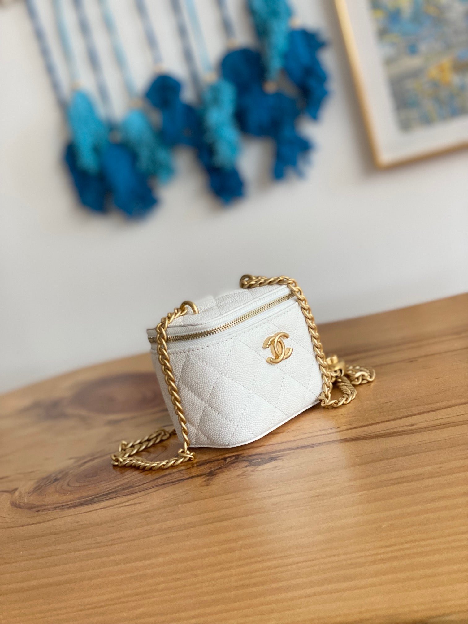 {Style No: JMLCMXZI} CC MINI 10 VANITY IN WHITE CALFSKIN GOLD HARDWARE - Image 2
