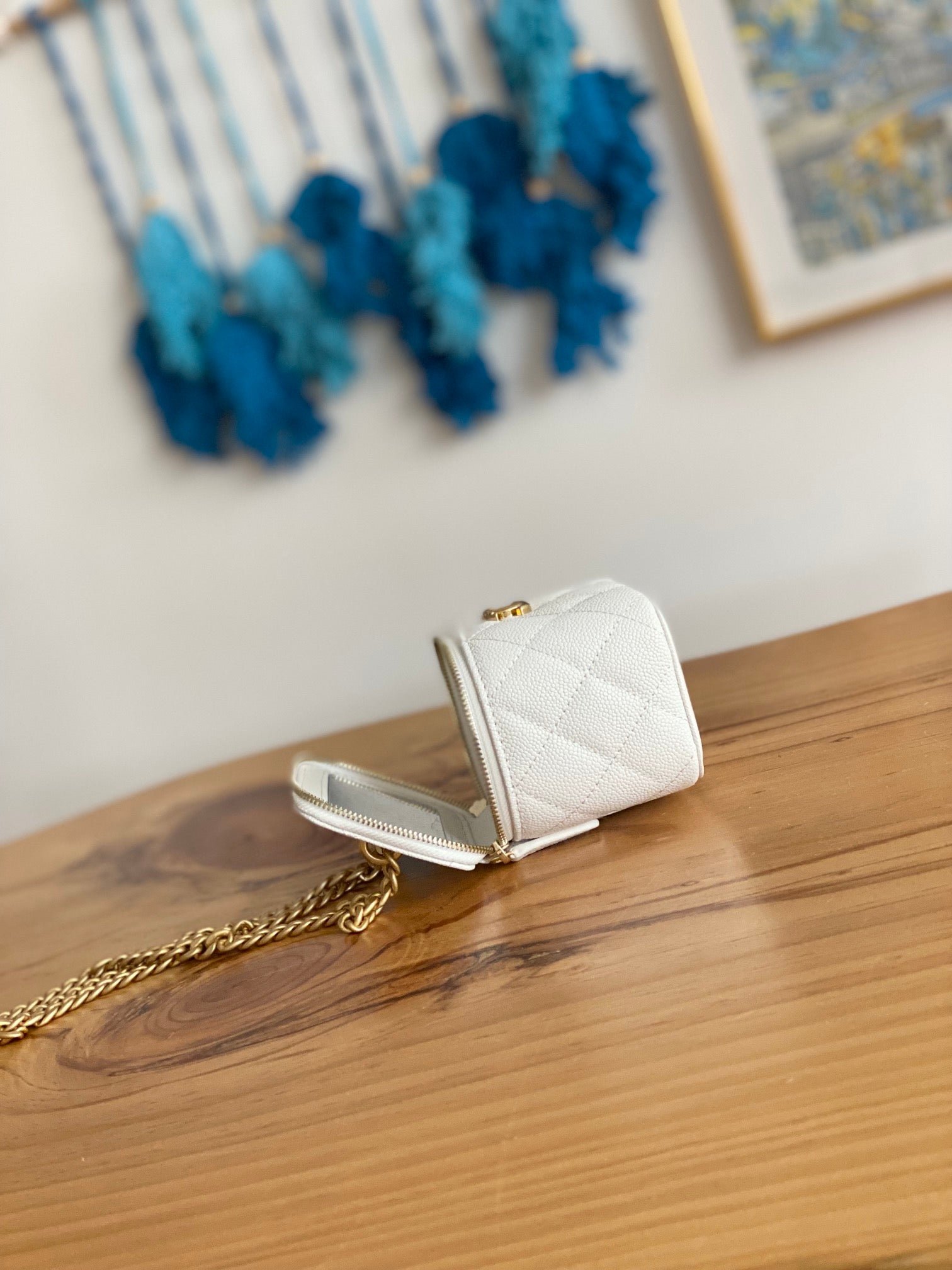 {Style No: JMLCMXZI} CC MINI 10 VANITY IN WHITE CALFSKIN GOLD HARDWARE - Image 6
