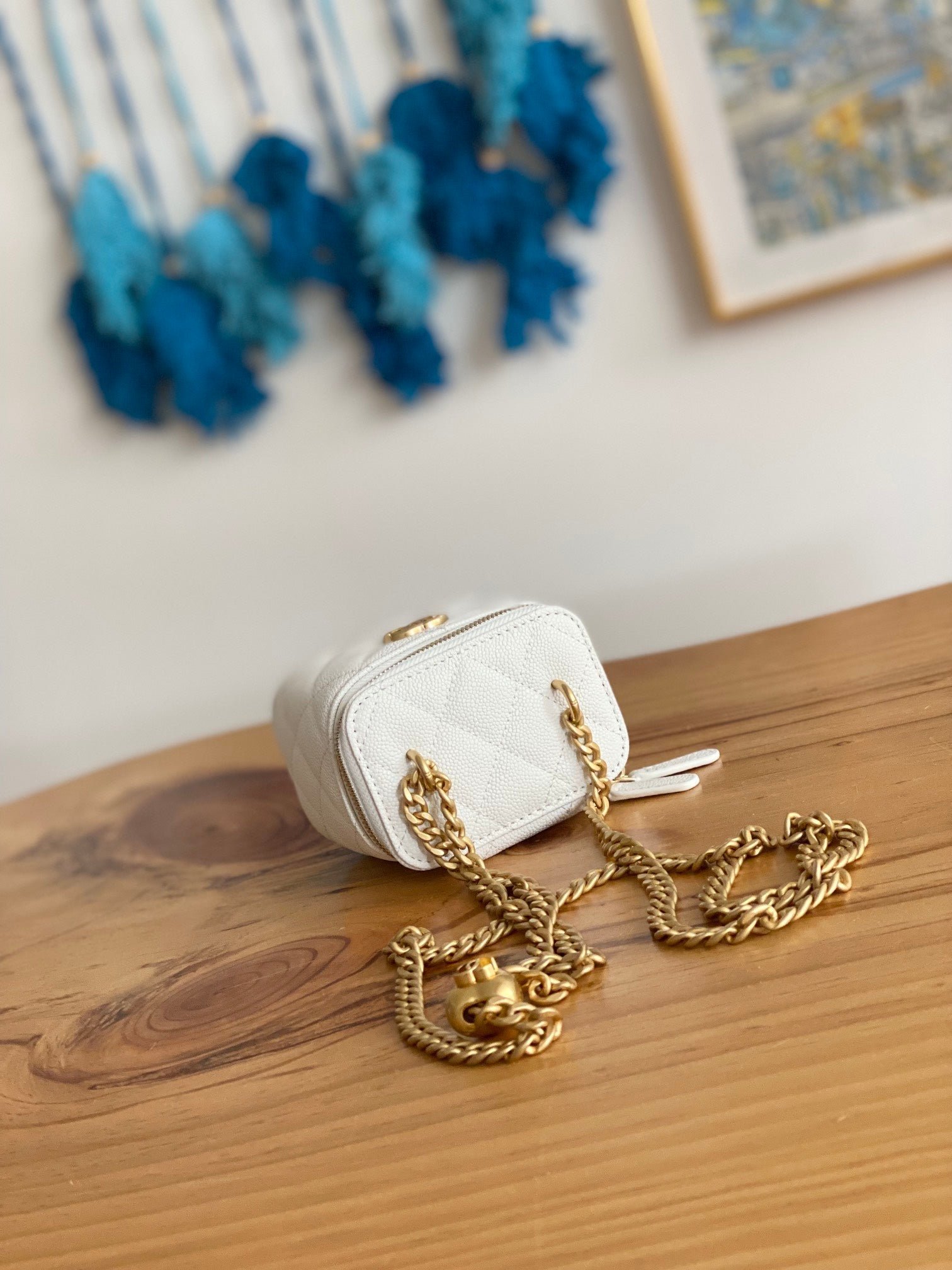 {Style No: JMLCMXZI} CC MINI 10 VANITY IN WHITE CALFSKIN GOLD HARDWARE - Image 8