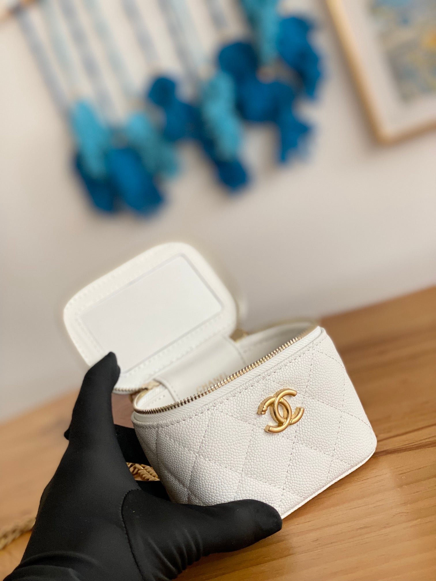{Style No: JMLCMXZI} CC MINI 10 VANITY IN WHITE CALFSKIN GOLD HARDWARE - Image 4