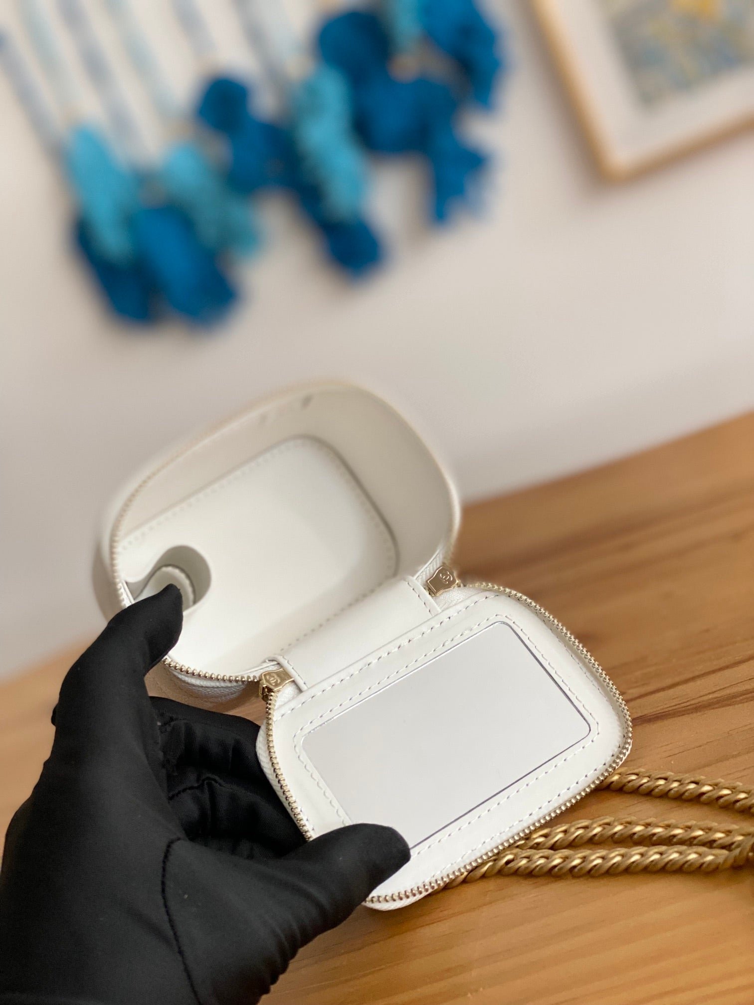 {Style No: JMLCMXZI} CC MINI 10 VANITY IN WHITE CALFSKIN GOLD HARDWARE - Image 9