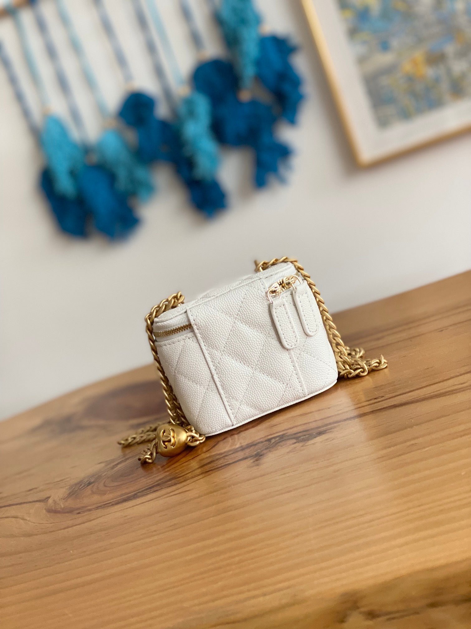 {Style No: JMLCMXZI} CC MINI 10 VANITY IN WHITE CALFSKIN GOLD HARDWARE - Image 3