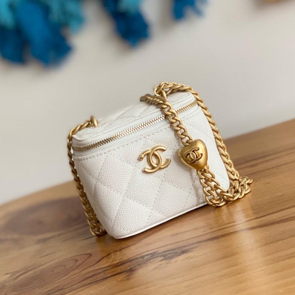 {Style No: JMLCMXZI} CC MINI 10 VANITY IN WHITE CALFSKIN GOLD HARDWARE