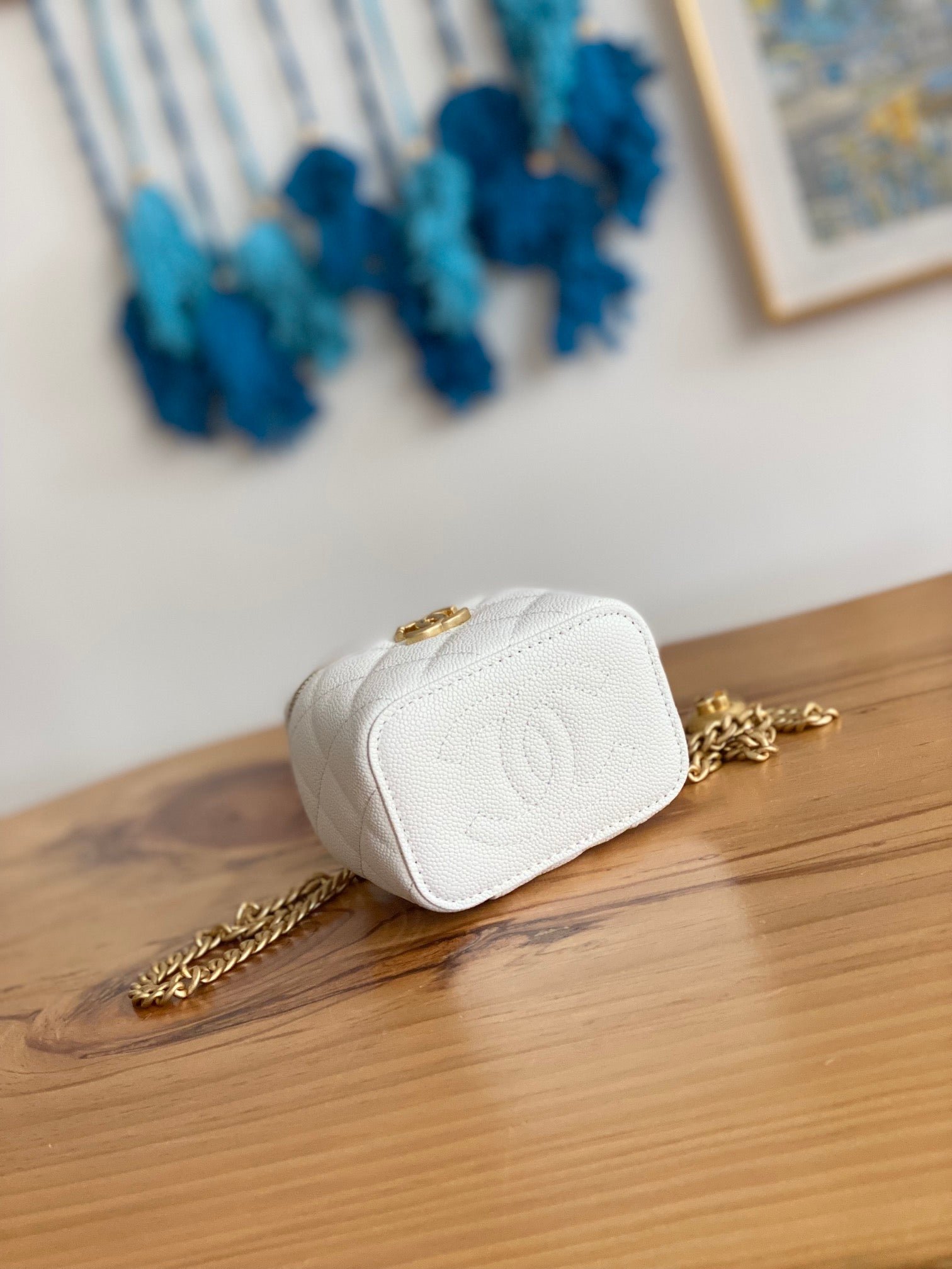 {Style No: JMLCMXZI} CC MINI 10 VANITY IN WHITE CALFSKIN GOLD HARDWARE - Image 7