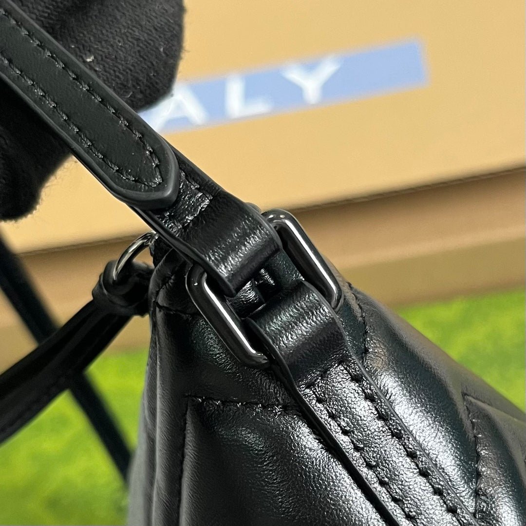 {Style No: SSUTR6N2} GG MARMONT SMALL 23 HANDBAG IN BLACK CALFSKIN - Image 9