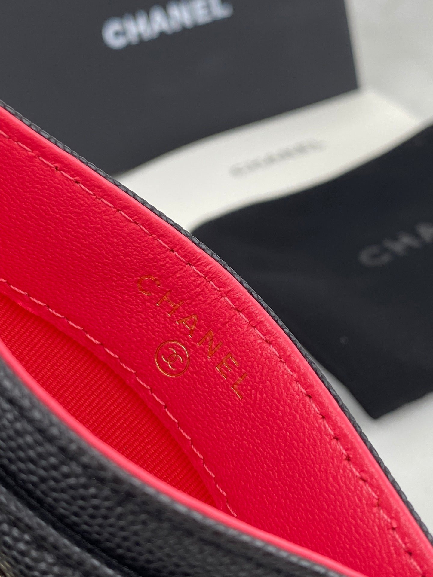 {Style No: HCXN1ZCK} CC CARD HOLDER 19.5 BLACK GRAINED CALFSKIN GOLD ICON - Image 8