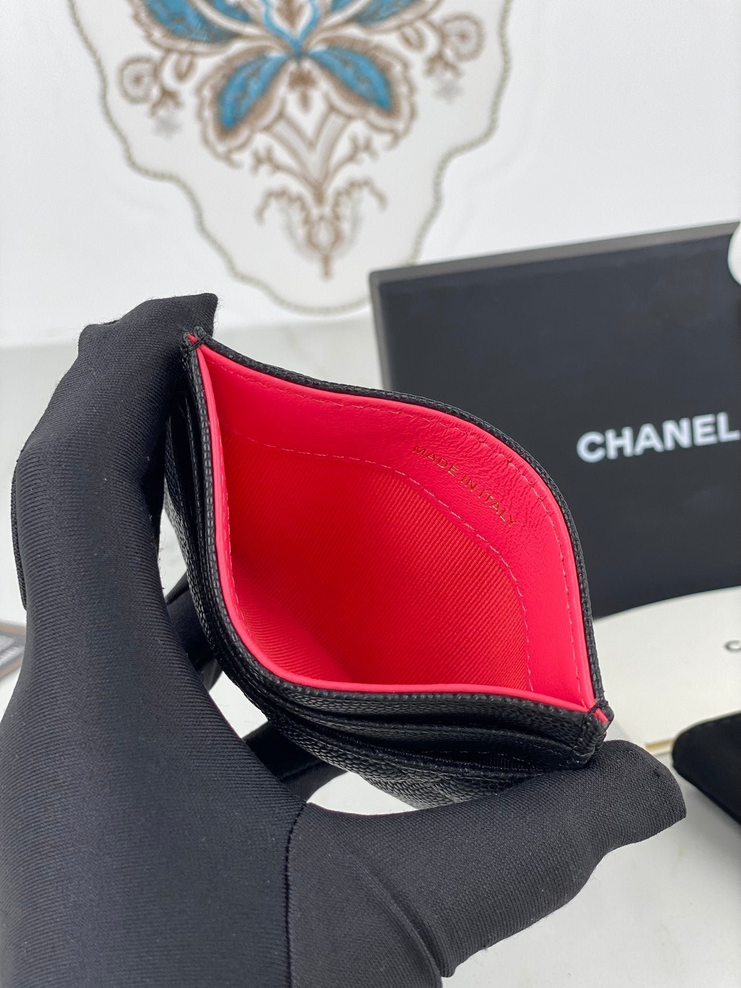 {Style No: HCXN1ZCK} CC CARD HOLDER 19.5 BLACK GRAINED CALFSKIN GOLD ICON - Image 3