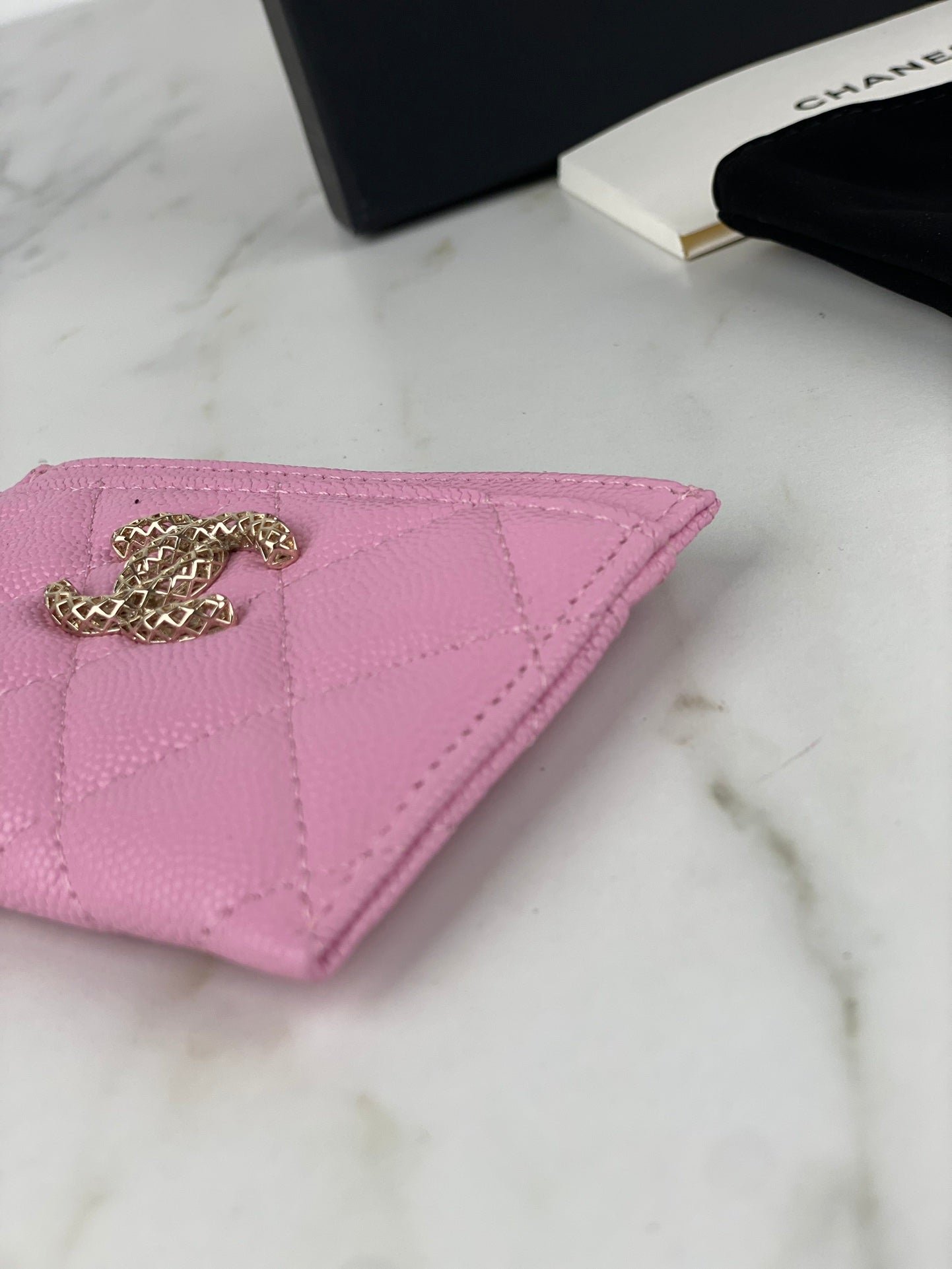 {Style No: FVB9K5ST} CC CARD HOLDER 19.5 PINK GRAINED CALFSKIN GOLD ICON - Image 9
