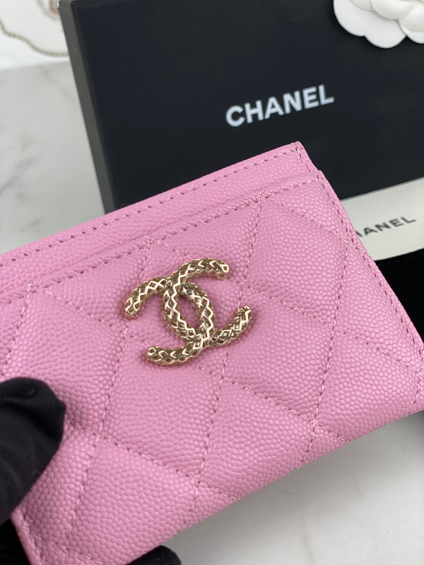 {Style No: FVB9K5ST} CC CARD HOLDER 19.5 PINK GRAINED CALFSKIN GOLD ICON - Image 2