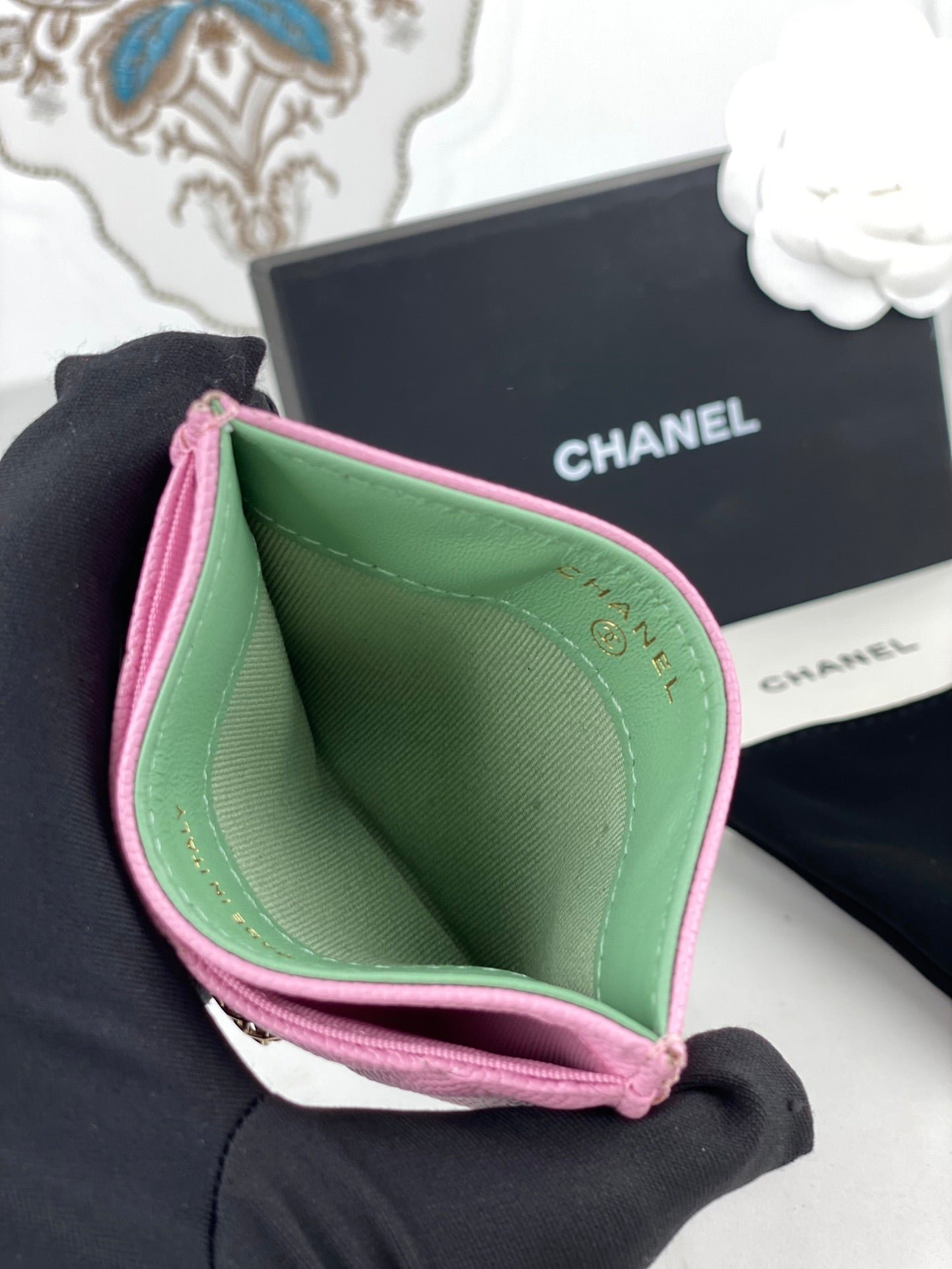 {Style No: FVB9K5ST} CC CARD HOLDER 19.5 PINK GRAINED CALFSKIN GOLD ICON - Image 3