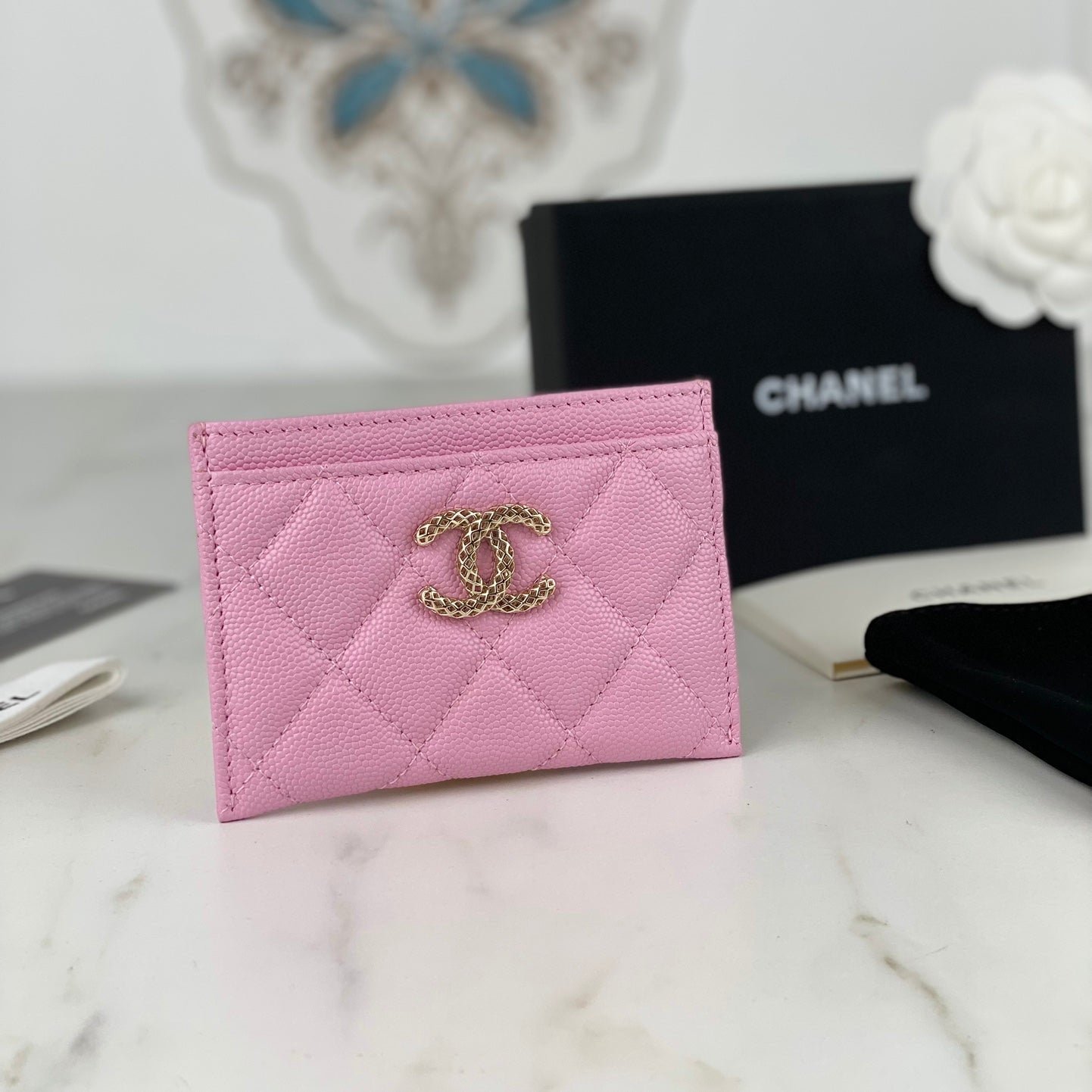 {Style No: FVB9K5ST} CC CARD HOLDER 19.5 PINK GRAINED CALFSKIN GOLD ICON
