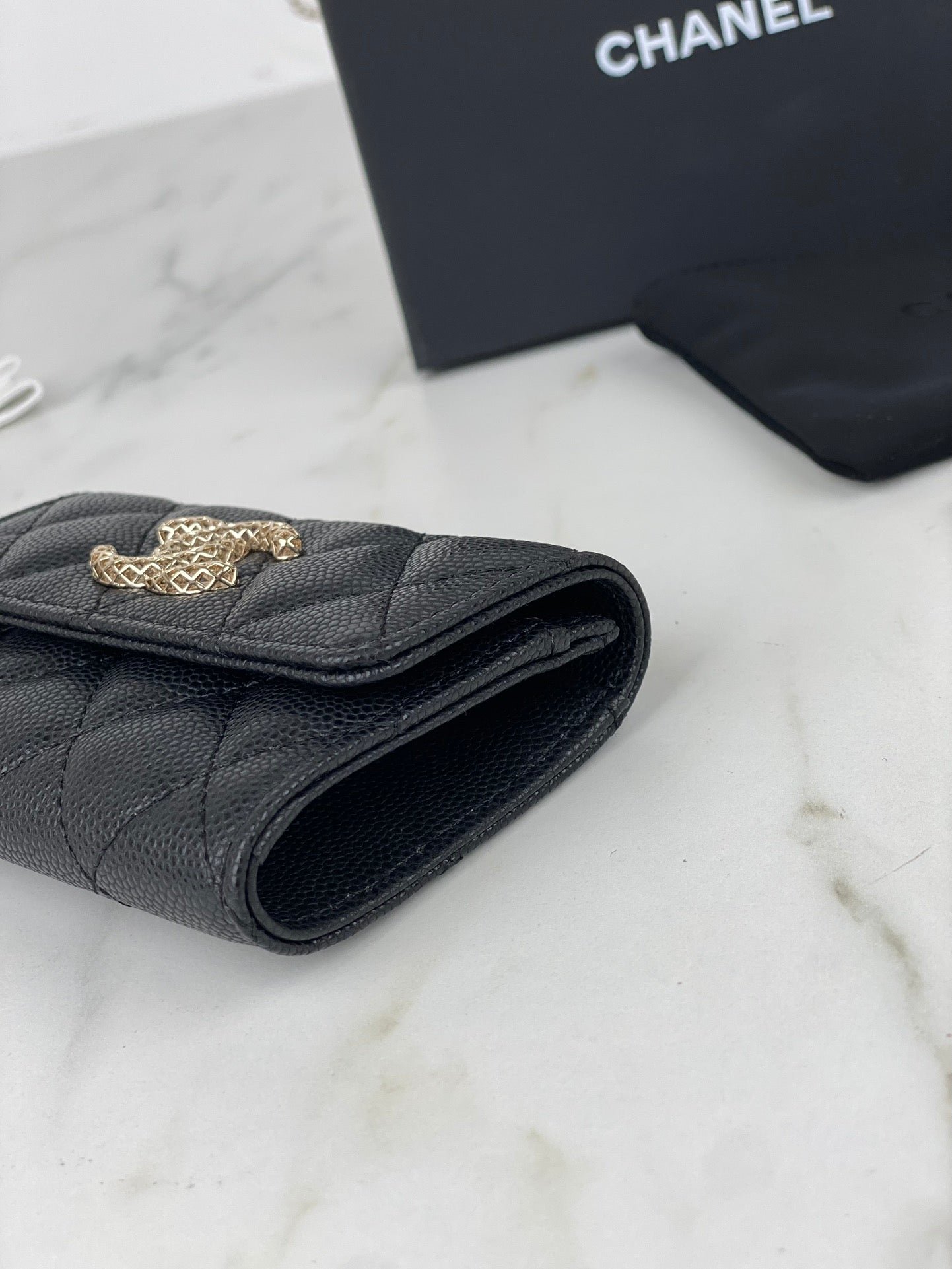 {Style No: WCIBC3HU} CC FLAP CARD HOLDER 11 BLACK GRAINED CALFSKIN GOLD ICON - Image 8